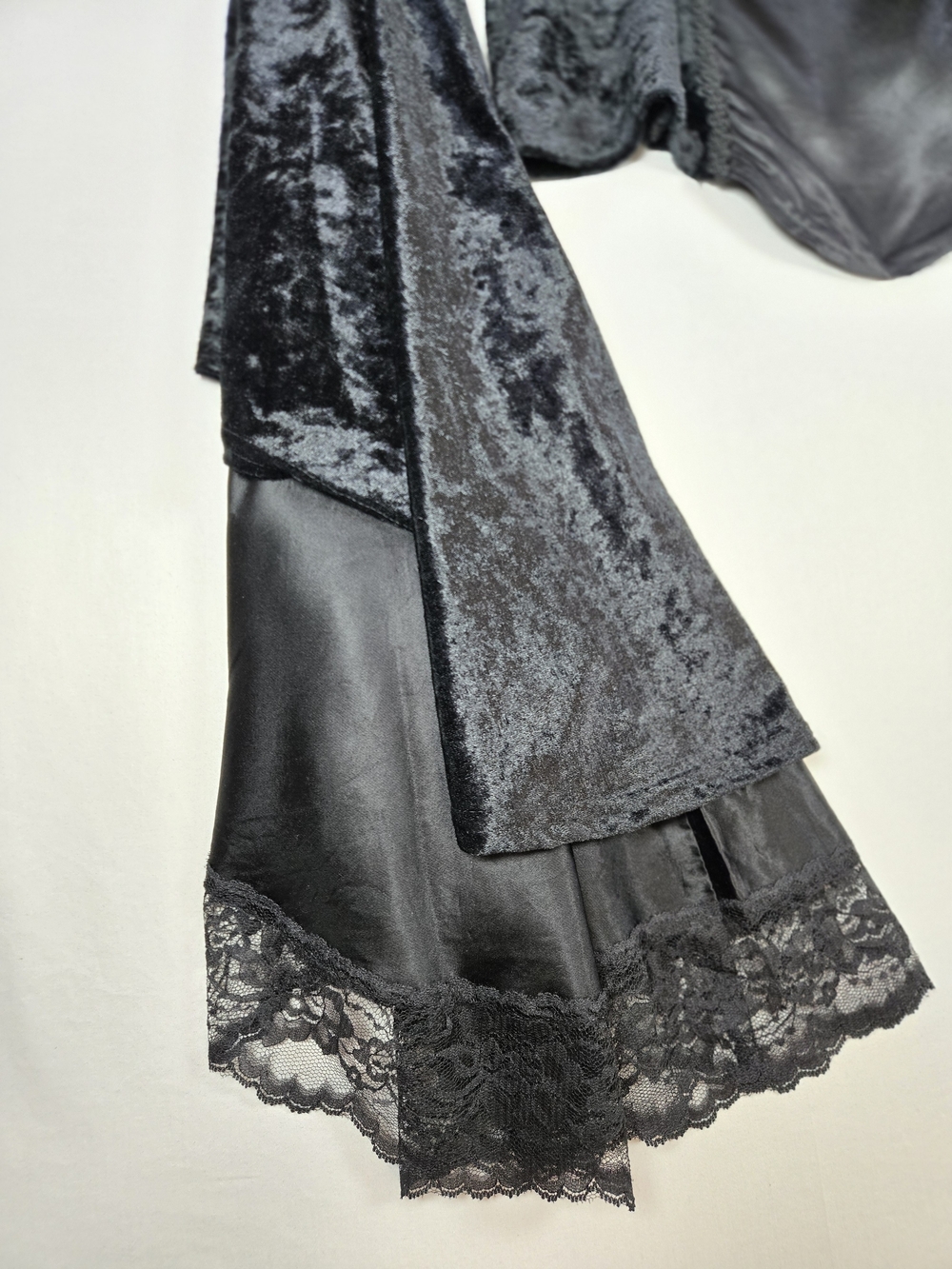 VTG Lip Service Black Velvet Satin Corset Bell Sleeve Gothic Top Size Large - Picture 3 of 12